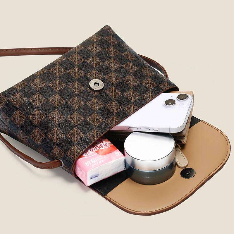 Retro-style small square - an elegant luxurious women's lightweight and niche shoulder bag for daily commutes.