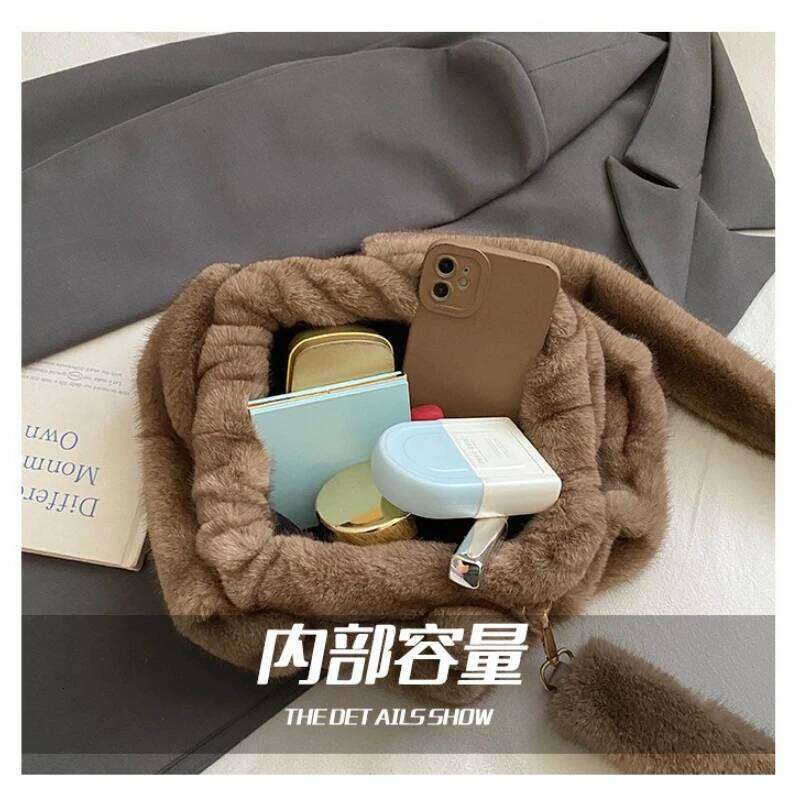 Fashionable Pleated Design Soft Faux Fur Shoulder For Women Luxury Designer Cloud Plush Korean Purses Handbags XJ260131