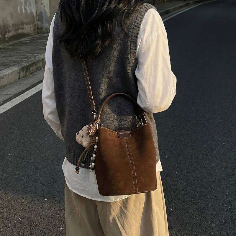 New Korean Style Simple Crossbody Women Retro Matte Shoulder Comfortable and Versatile Texture Casual Handle Bucket Bag XJ260131