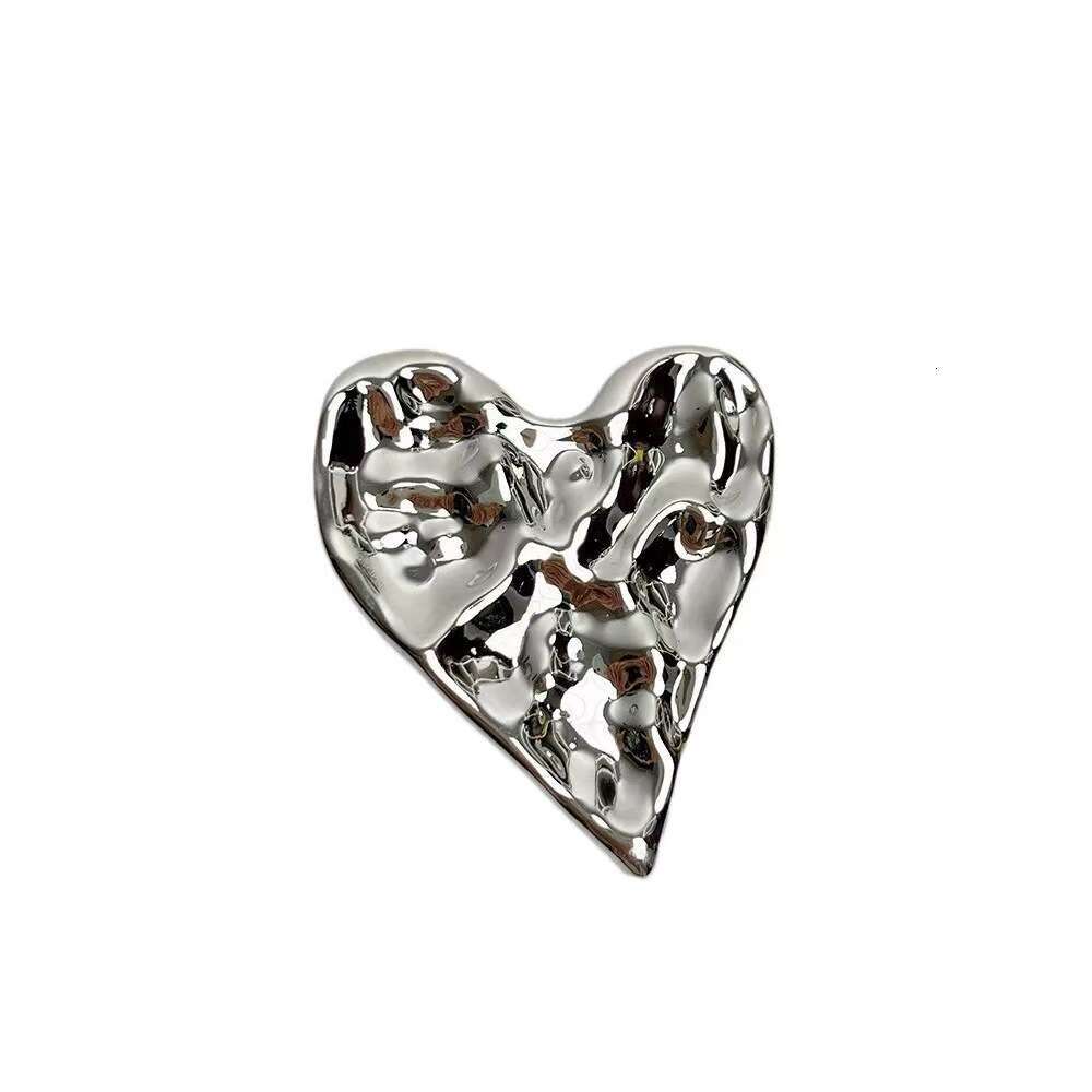 European and American Irregular Pleated Metal Heart Brooch Light Luxury High-end Sense Pin Niche Design Exquisite Versatile Accessory