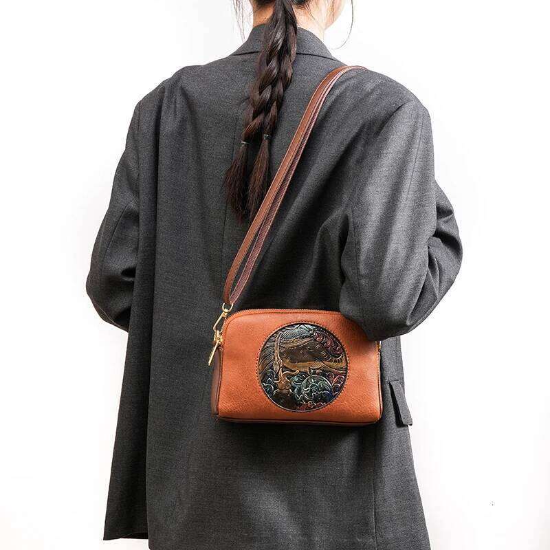 Retro Chinese-style stylish shoulder bag for middle-aged mothers, featuring a fashionable design, multiple compartments, large c