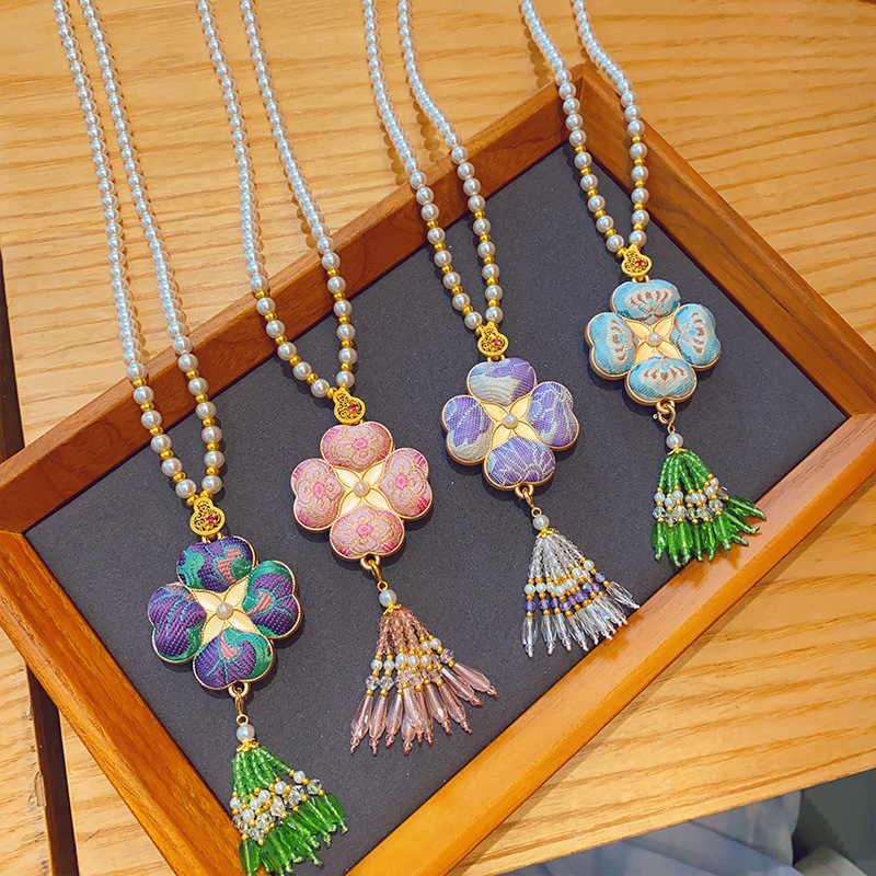 Exquisite Chinese Style Clover Pendant Necklace Charming Women s Retro Flower Pendant Cheongsam Hanfu Accessory Pendant Necklace