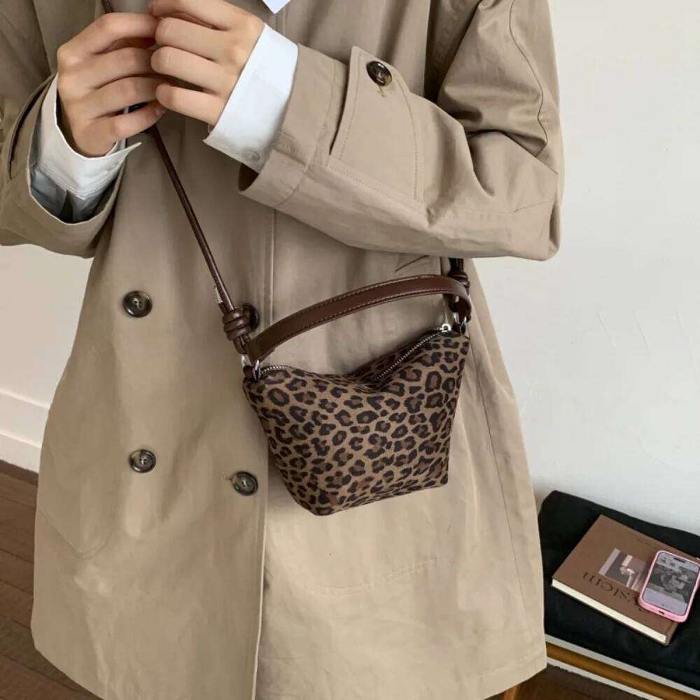 Fall Winter Retro Phone Small Women's 2025 New Fashion Leopard Print Handbag Versatile Crossbody Single Shoulder Bag