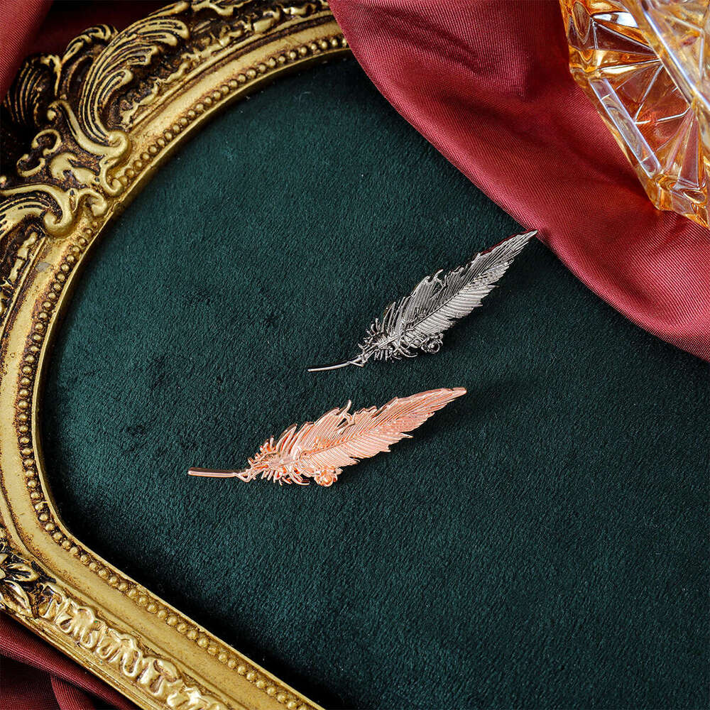 New Exquisite Elegant Feather Alloy Temperament Versatile Accessory Suit Coat Pin Buckle Brooch Wholesale