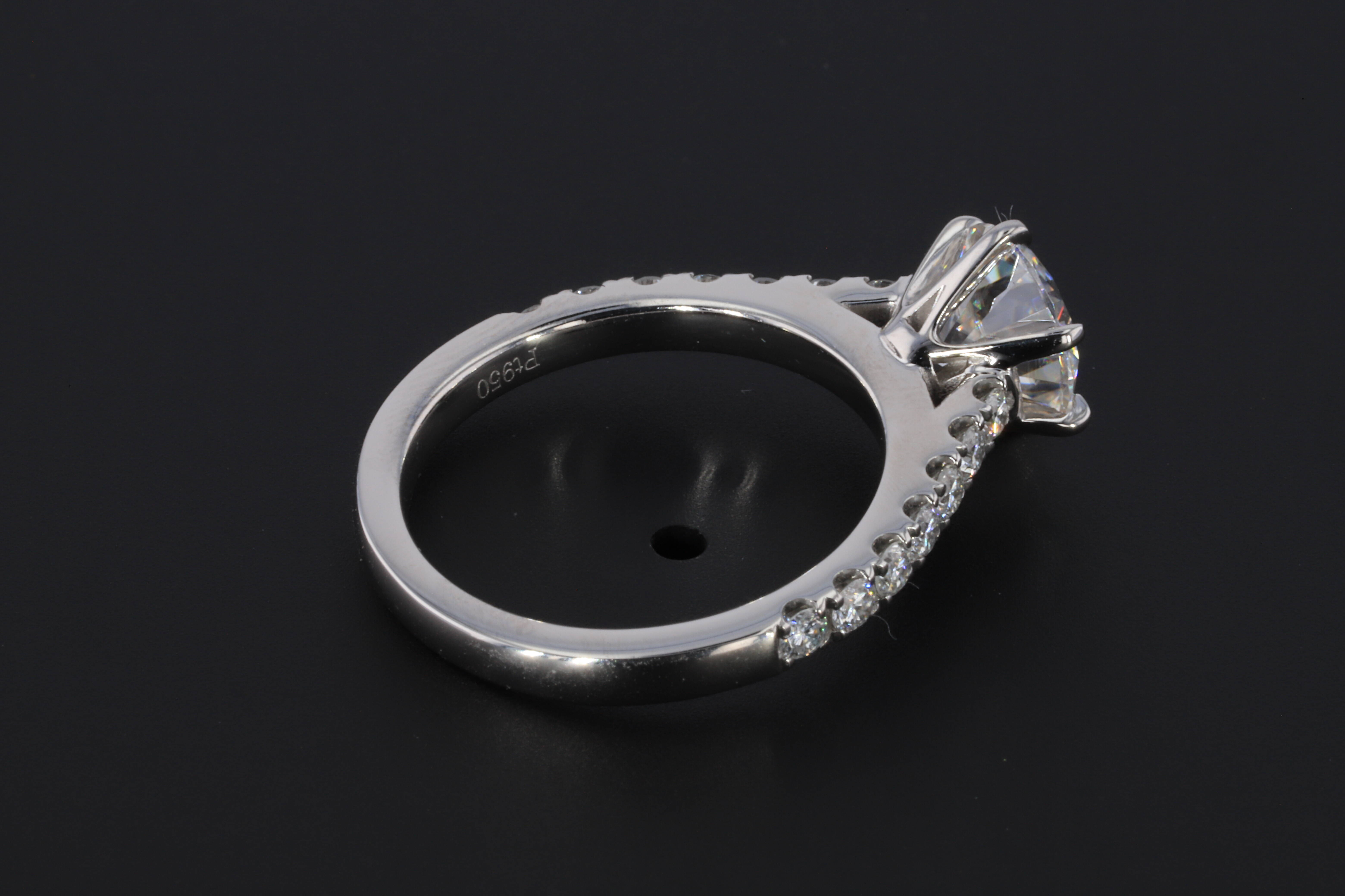 Starsgem Moissanite Stone Jewelry 3 Carat Moissanite Engagement Ring with Side Lab Diamond for Wedding