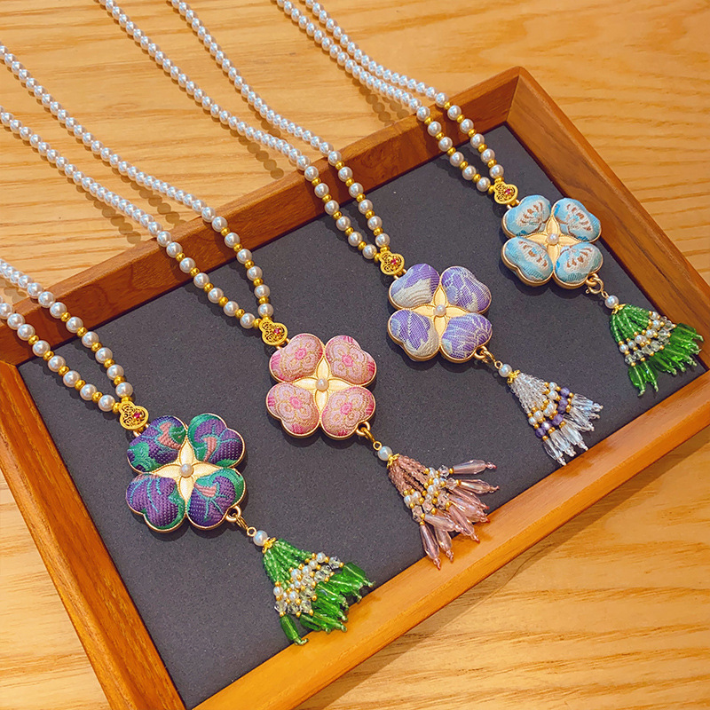 Exquisite Chinese Style Clover Pendant Necklace Charming Women s Retro Flower Pendant Cheongsam Hanfu Accessory Pendant Necklace