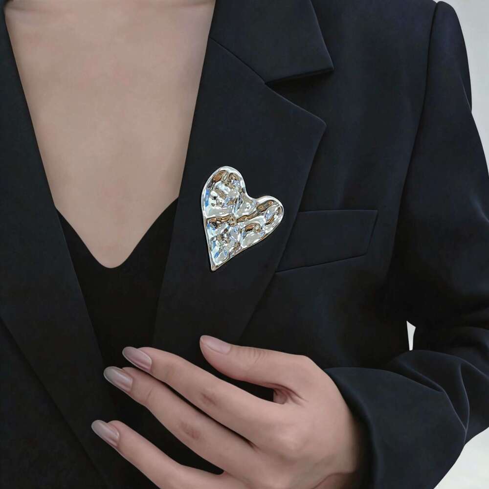 European and American Irregular Pleated Metal Heart Brooch Light Luxury High-end Sense Pin Niche Design Exquisite Versatile Accessory