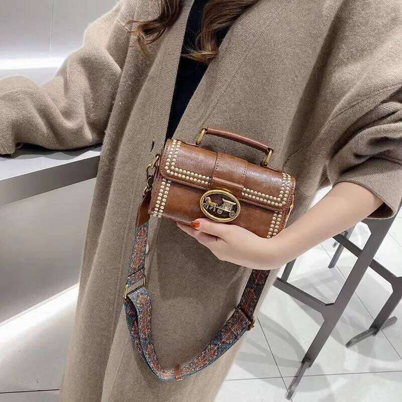 Light luxury brand women's handbag 2025 autumn and winter new retro carriage designer shoulder bag high-end fashion crossbody