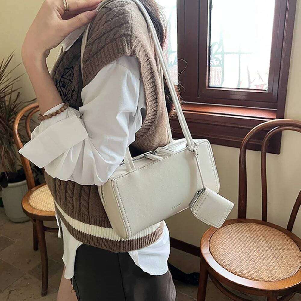 Autumn Winter High-End Sensation 2026 New Fashion Commuter Square Retro Oil Wax Leather Small Bag Women's Single Shoulder