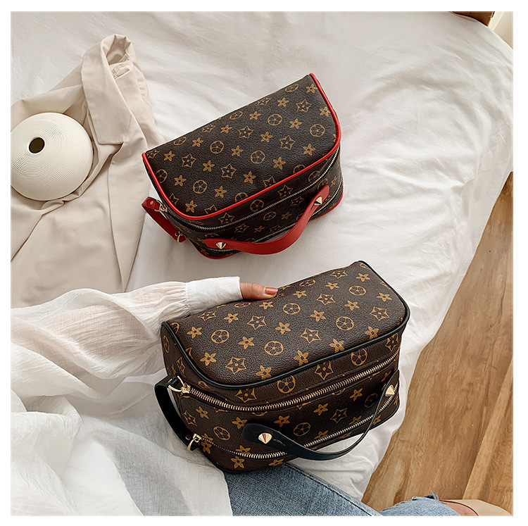 2026 Cosmetic bag Large capacity letter printing storage bag Portable water-proof Travel hand-held toiletry bag