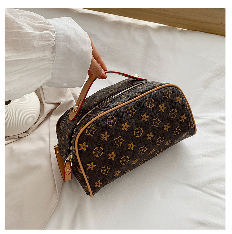 2026 Cosmetic bag Large capacity letter printing storage bag Portable water-proof Travel hand-held toiletry bag