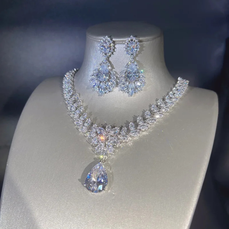 Set Di Gioielli Con Diamanti Explosion Flash E Collana Con Pendente Orecchini F…