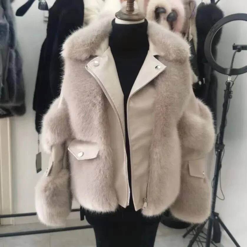 2026 Winter New Imitation Fox Designer Fashion Fur Short Young Coat Fashion Temperament Motorcycle Style Fur Coats Warm Female Parkas - view 4