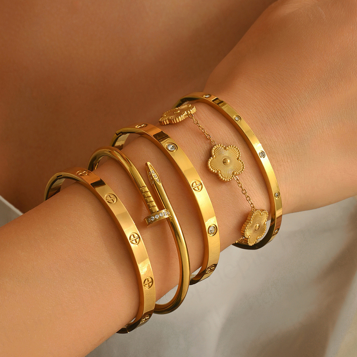 Bangles Luxury Gold Tone Bracelet Stackable Set Featuring Screw Design And Flower Charm Pendant Elegant Jewelry Gift For Her