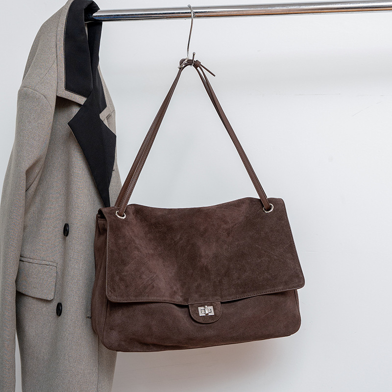 Matte suede messenger high-end crossbody fashionable and casual underarm bag, large-capacity shoulder tote bag for cross-border use