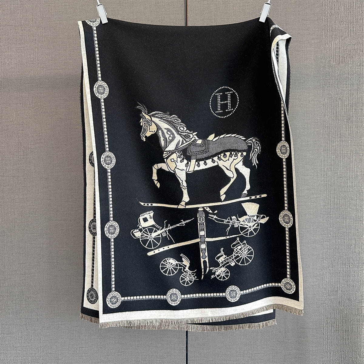 Scarfs Designer Women Vintage Horse Carriage Pattern Soft Shawl Wrap With Tassel Trim Burgundy Beige Shade For Daily Wear Present