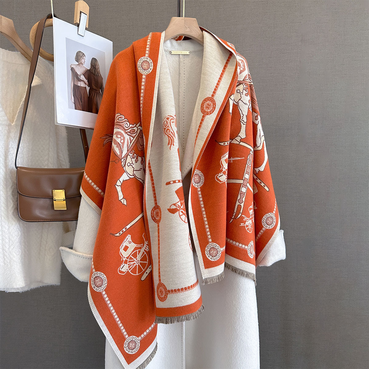 Scarfs Designer Women Vintage Horse Carriage Pattern Soft Shawl Wrap With Tassel Trim Burgundy Beige Shade For Daily Wear Present