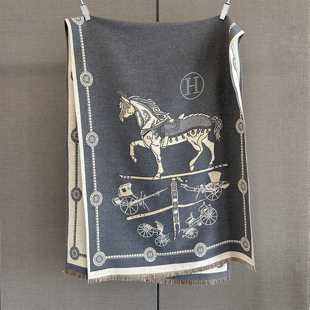 Scarfs Designer Women Vintage Horse Carriage Pattern Soft Shawl Wrap With Tassel Trim Burgundy Beige Shade For Daily Wear Present