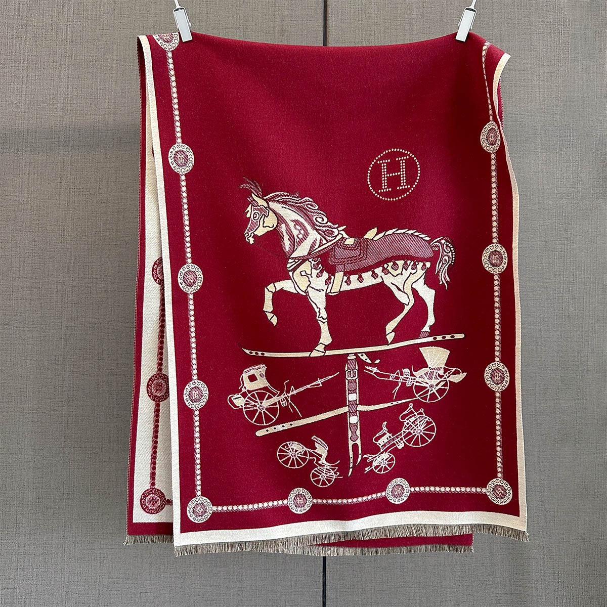 Scarfs Designer Women Vintage Horse Carriage Pattern Soft Shawl Wrap With Tassel Trim Burgundy Beige Shade For Daily Wear Present