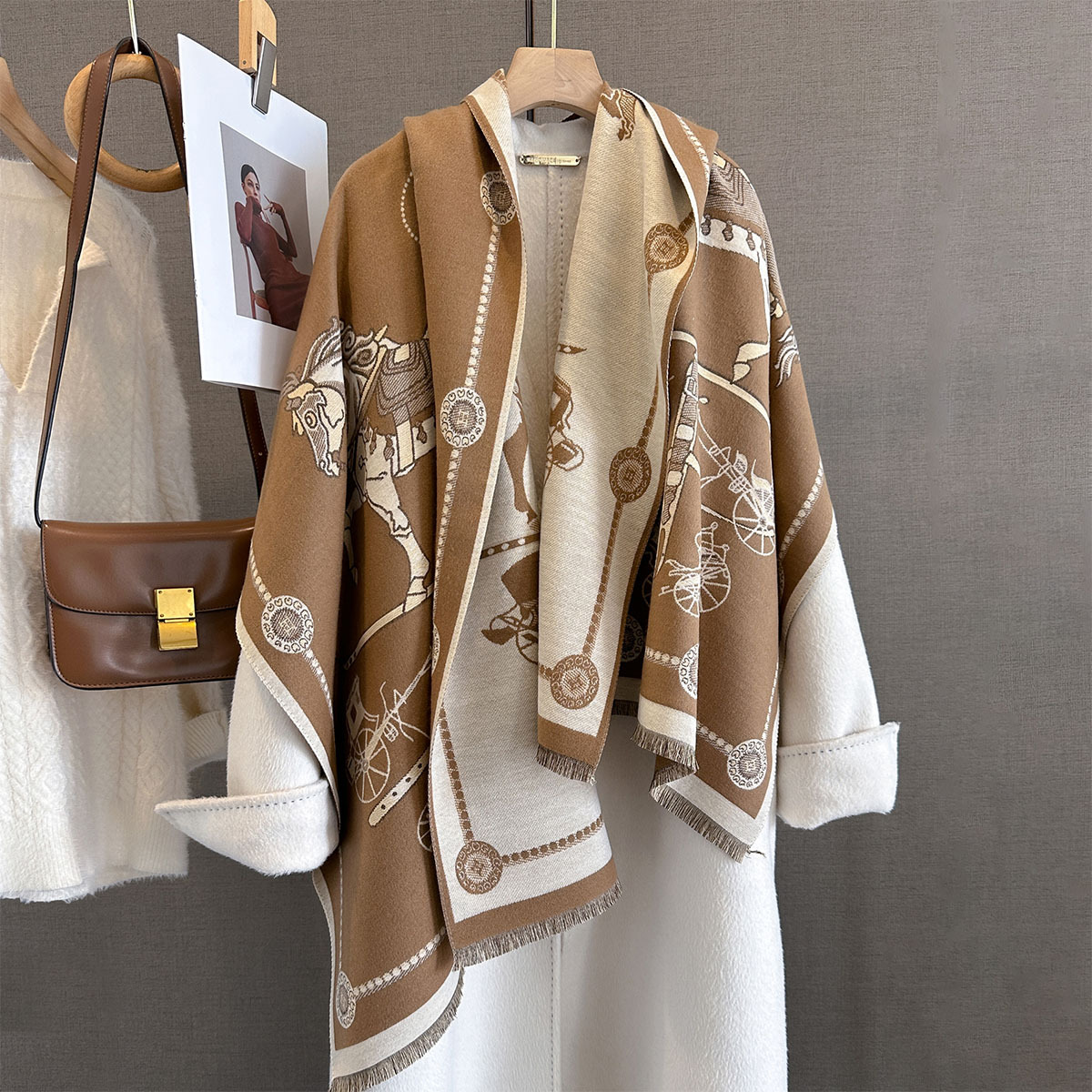 Scarfs Designer Women Vintage Horse Carriage Pattern Soft Shawl Wrap With Tassel Trim Burgundy Beige Shade For Daily Wear Present