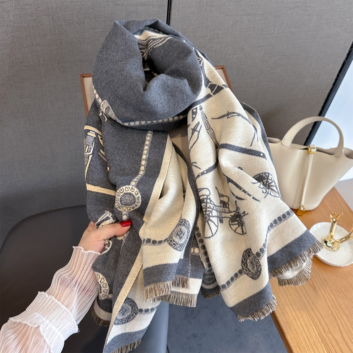 Scarfs Designer Women Vintage Horse Carriage Pattern Soft Shawl Wrap With Tassel Trim Burgundy Beige Shade For Daily Wear Present