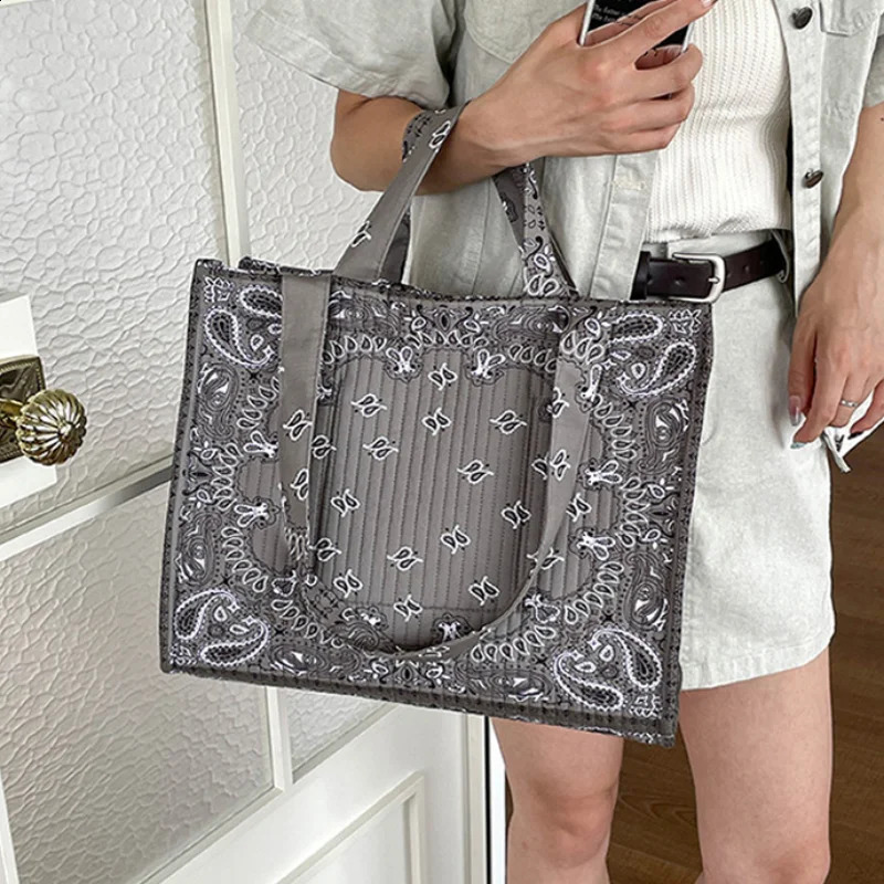 Women Paisley Print Quilted Tote Bag Large Capacity Casual Shoulder Handbag Vintage Bandana Pattern Commuter Shopping 260831 - view 3