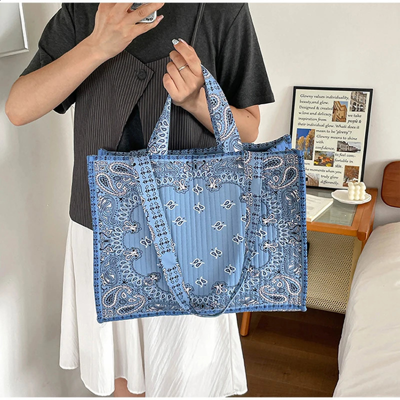 Women Paisley Print Quilted Tote Bag Large Capacity Casual Shoulder Handbag Vintage Bandana Pattern Commuter Shopping 260831 - view 4