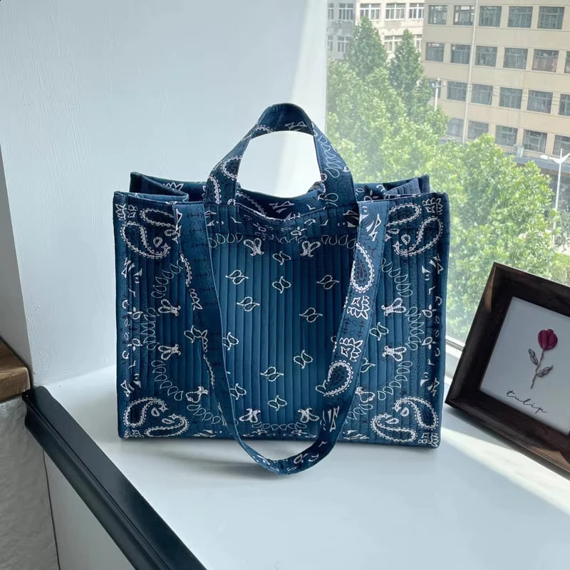 Women Paisley Print Quilted Tote Bag Large Capacity Casual Shoulder Handbag Vintage Bandana Pattern Commuter Shopping 260831
