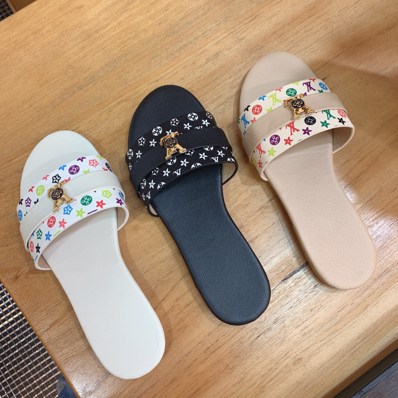 Free shipping 2026 Summer New Flat Letter Designer Sandals Lightweight and Casual Bad Classic Beach Slippers for Women