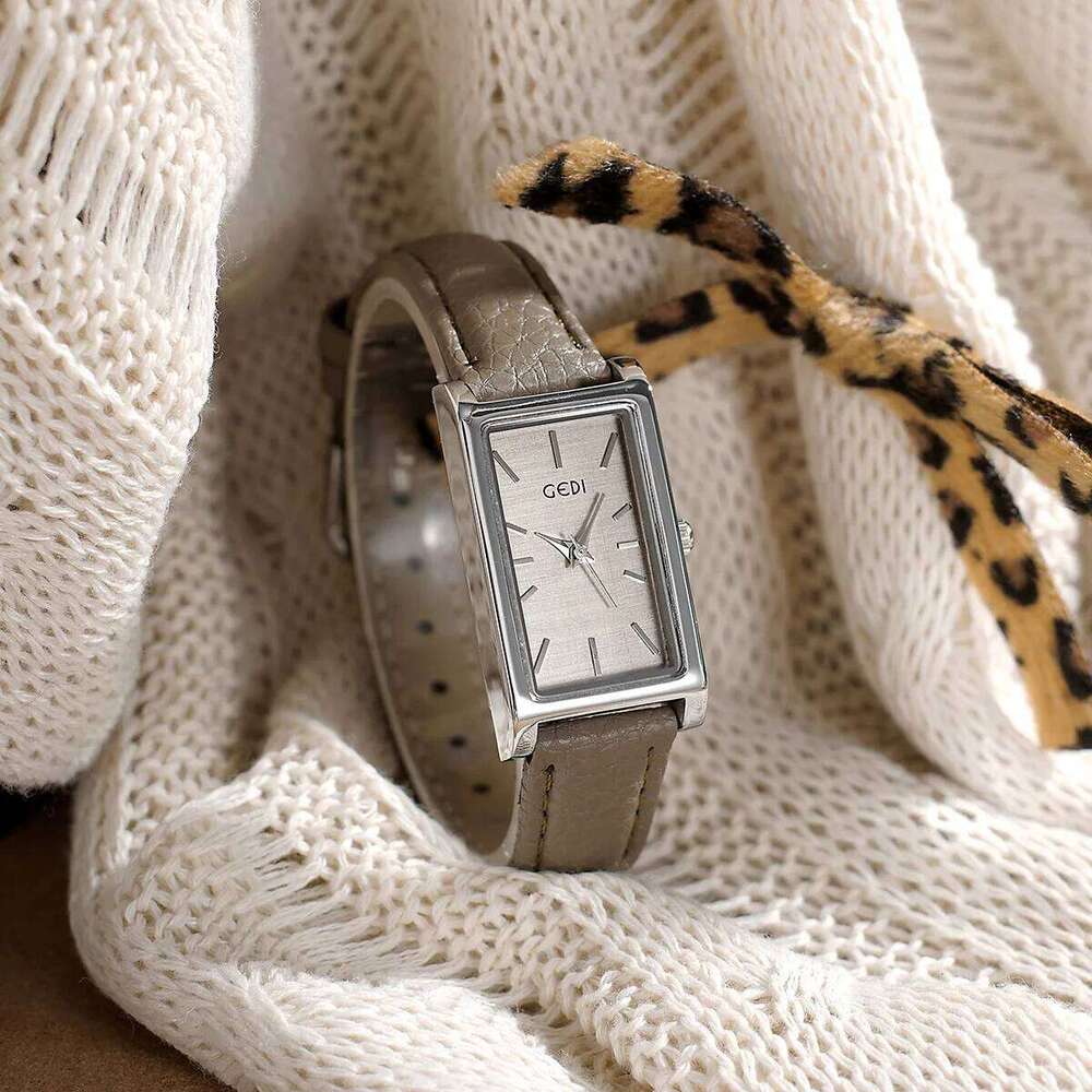 UTHAI 13096 CQ494 Fashionable minimalist women's with retro and high-end feel, round belt, student quartz H260228