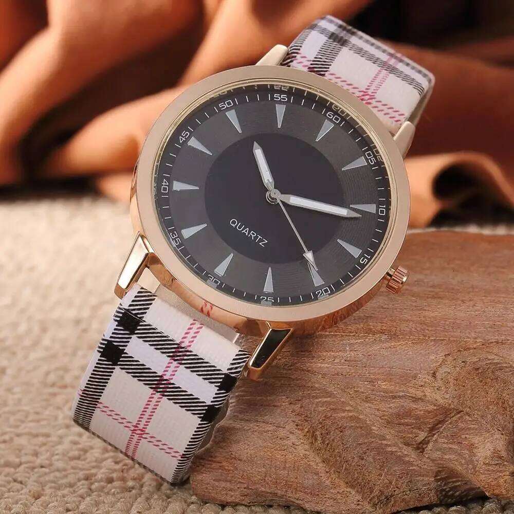 New Fashion Women Simple Vintage Plaid Leather Strap Quartz Wristes Dress Casual Ladies Clcok Relogio Feminino H260228