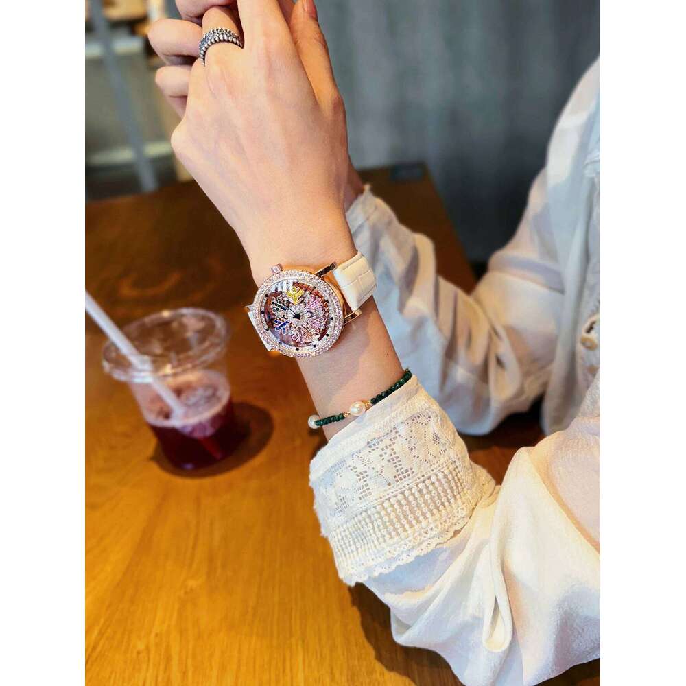1 Upgraded Version of the Bright Eye-Catching Fashionable Inlaid Rhinestone Quartz Equipped with Charming Rotating Colorful Snowflake Dial, H260228
