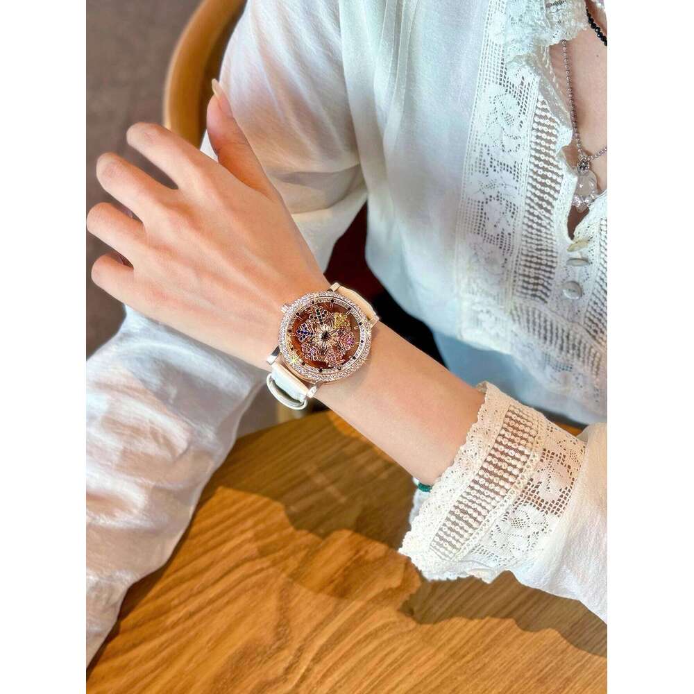1 Upgraded Version of the Bright Eye-Catching Fashionable Luxury Inlaid Rhinestone Quartz Equipped with Charming Rotating Colorful Snowflake Dial, H26