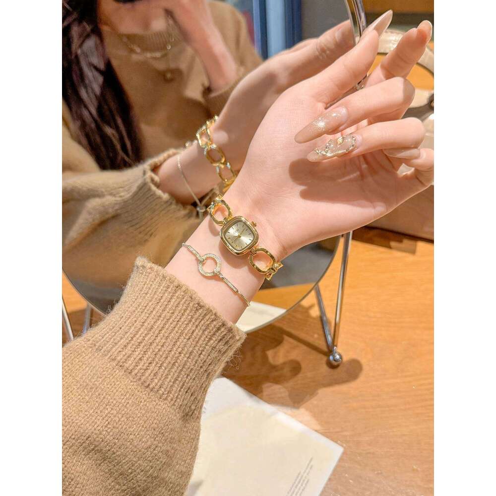 2025 Young Luxury New Women's es Elegant Square Small Dial Quartz Female Exquisite Skeleton Type H260228
