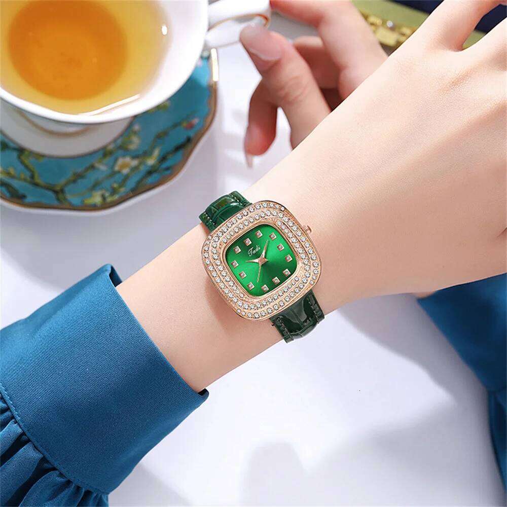 Women's 2025 Starry Night Diamonds Quartz Fashion Green Leather Simple Clock Gift Wrist H260228