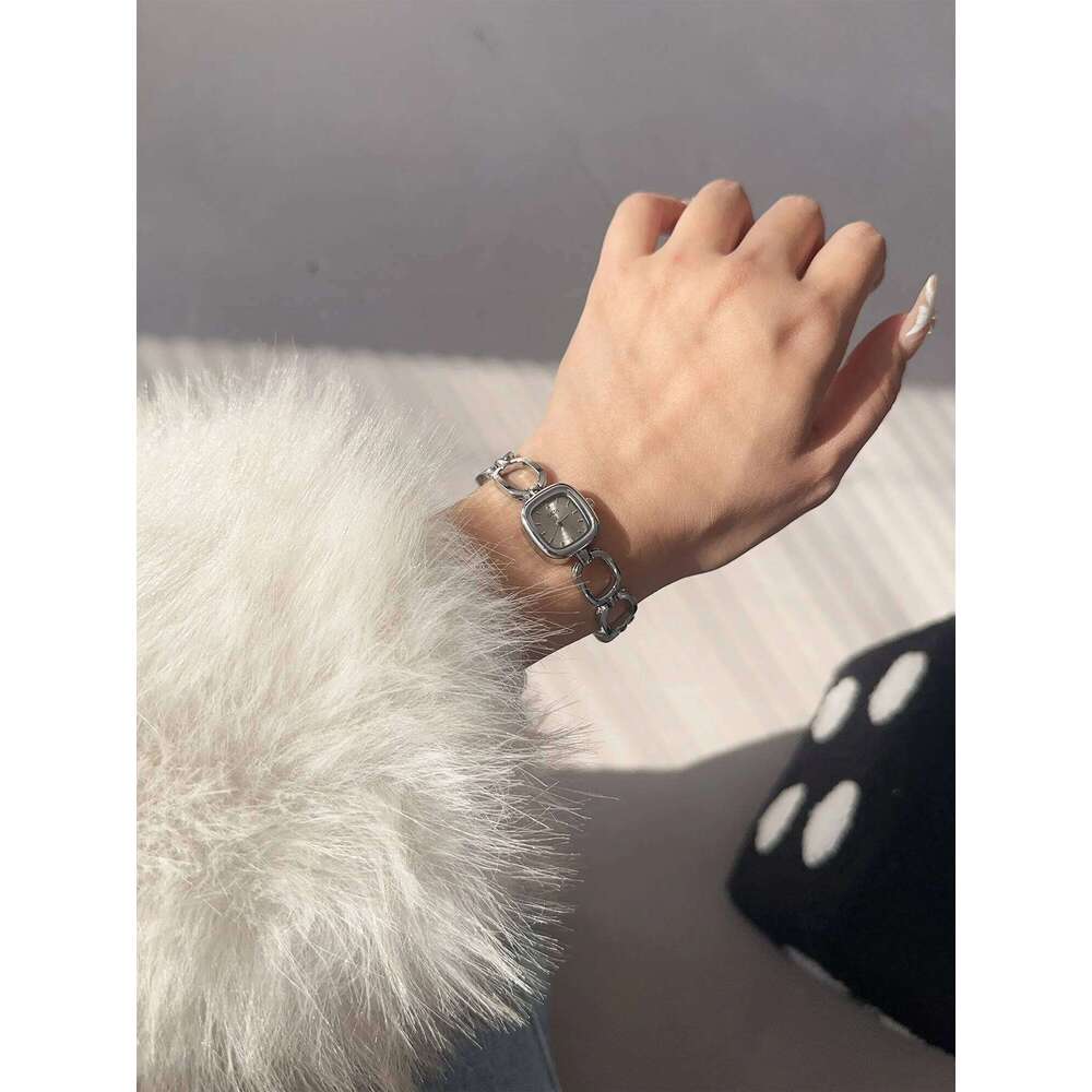 2025 Young Luxury New Women's es Elegant Square Small Dial Quartz Female Exquisite Skeleton Type H260228