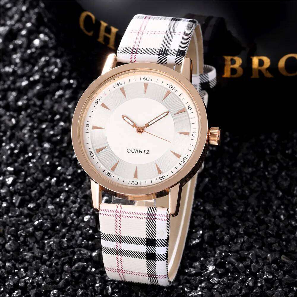 New Fashion Women Simple Vintage Plaid Leather Strap Quartz Wristes Dress Casual Ladies Clcok Relogio Feminino H260228