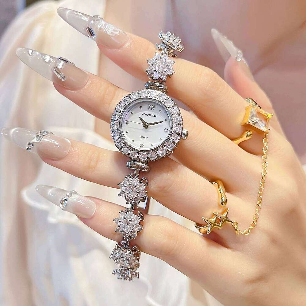 Diamond Women's with Mother of Pearl Dial Fashionable Lightweight Quartz Movement Rotating Chain H260228