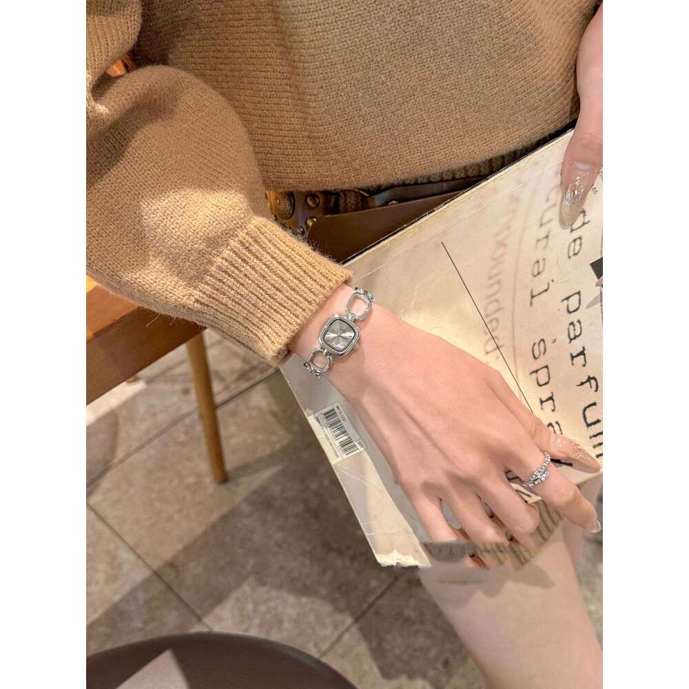 2025 Young Luxury New Women's es Elegant Square Small Dial Quartz Female Exquisite Skeleton Type H260228