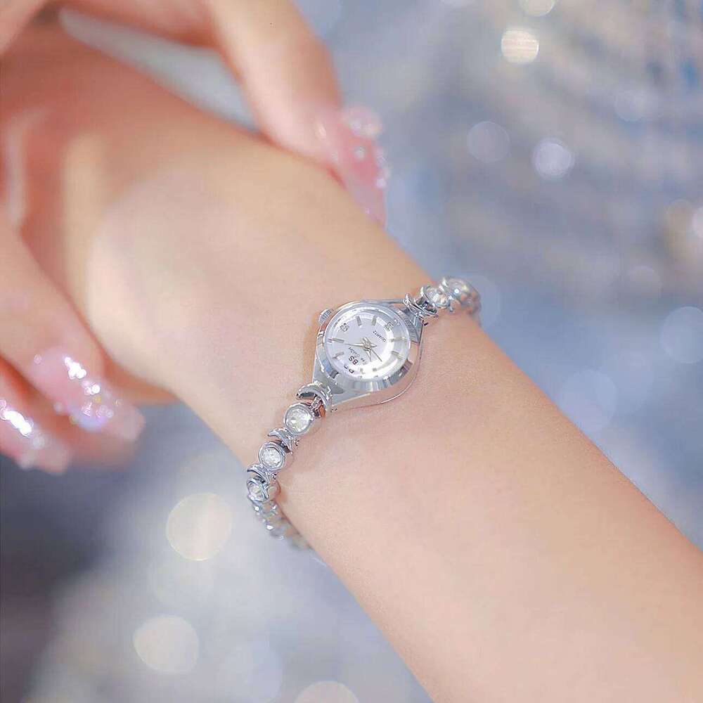 Ladies Light Brand List Star Moon Zircon Yumei es Waterproof Women Fashion Quartz Clock Wristes H260228