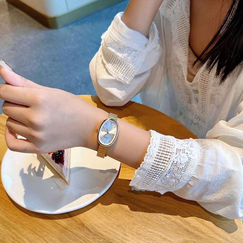 1pc New Fashionable Women's With Gold , Vintage Luxury Ins Style, Elegant & Versatile Quartz ladies H260228