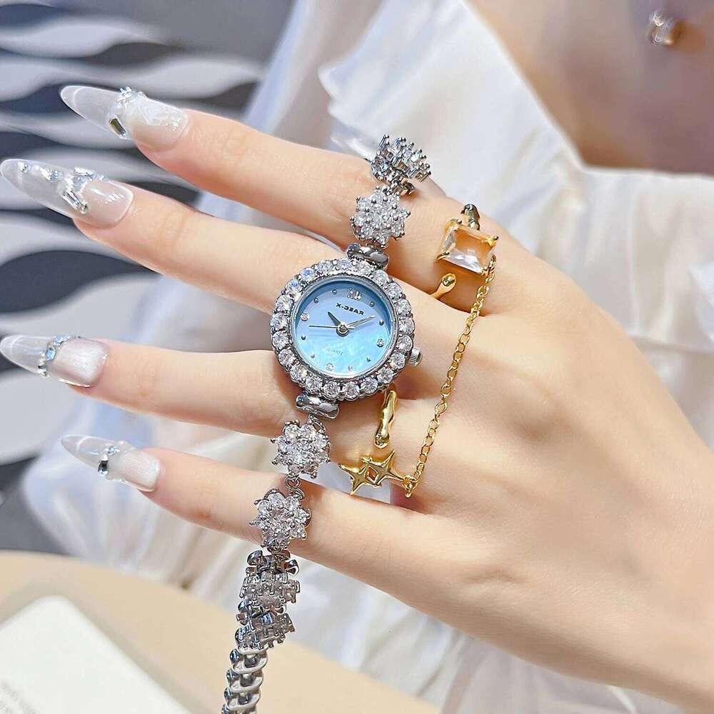 Diamond Women's with Mother of Pearl Dial Fashionable Lightweight Quartz Movement Rotating Chain H260228