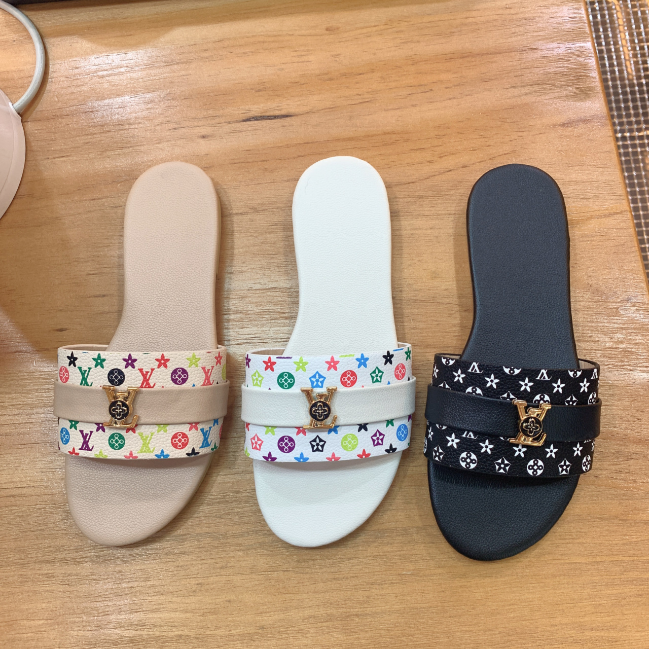 Free shipping 2026 Summer New Flat Letter Designer Sandals Lightweight and Casual Bad Classic Beach Slippers for Women