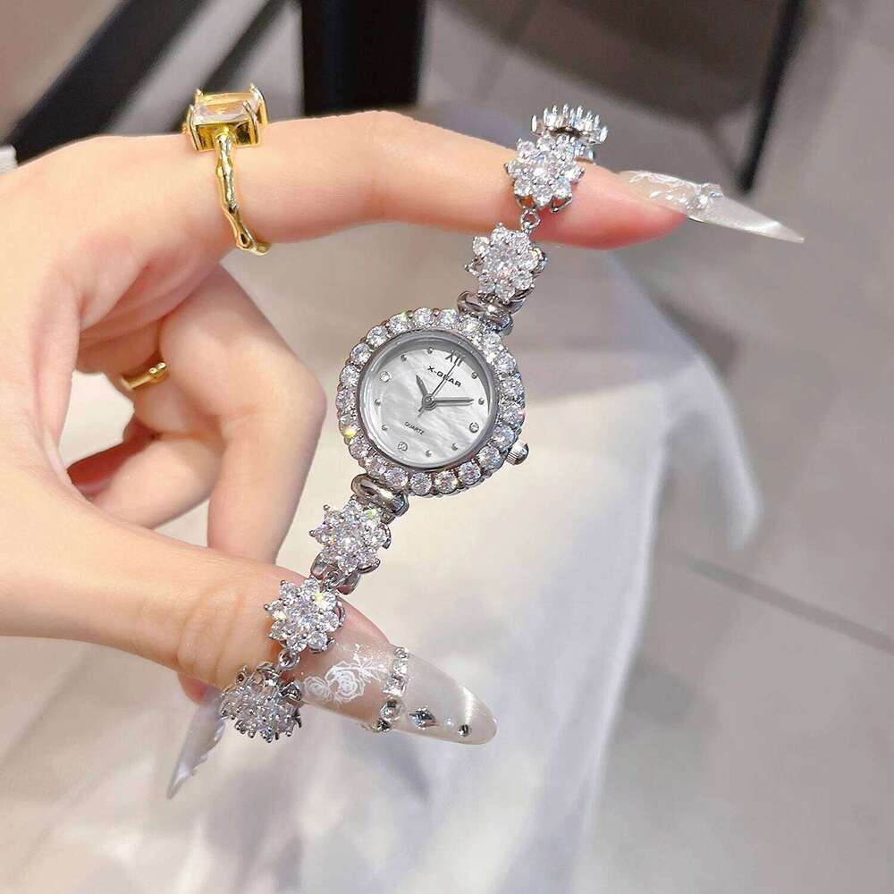 Diamond Women's with Mother of Pearl Dial Fashionable Lightweight Quartz Movement Rotating Chain H260228