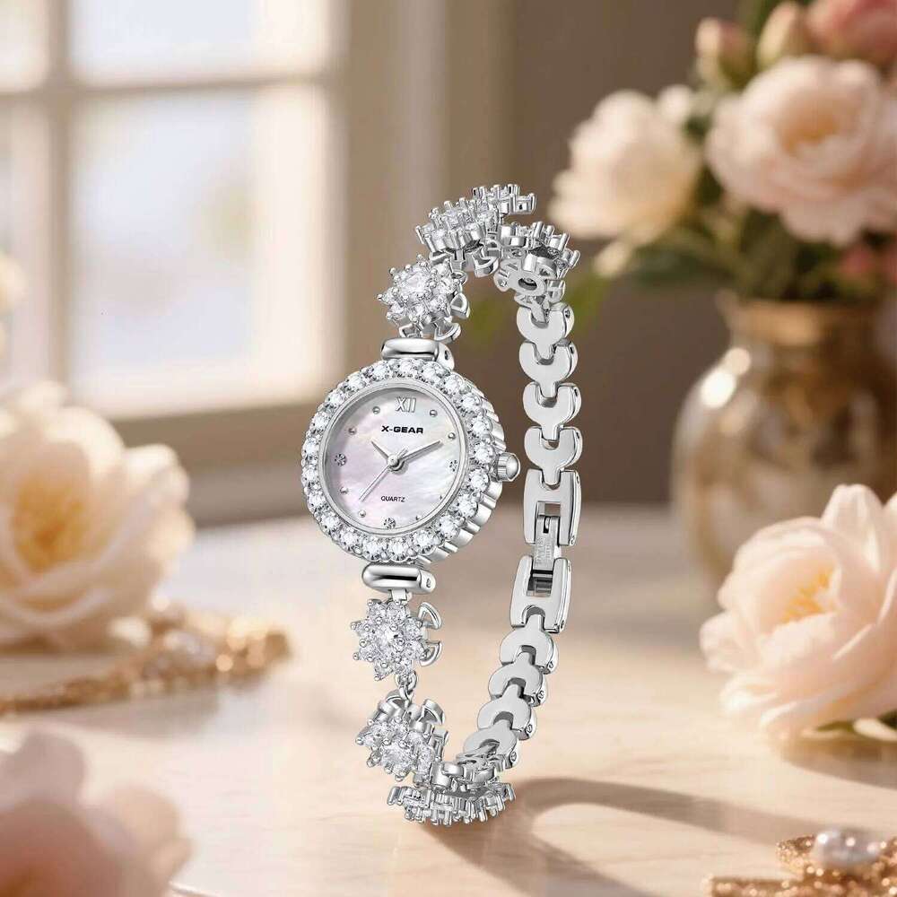 Diamond Women's with Mother of Pearl Dial Fashionable Lightweight Quartz Movement Rotating Chain H260228