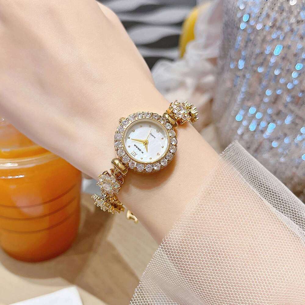 Diamond Women's with Mother of Pearl Dial Fashionable Lightweight Quartz Movement Rotating Chain H260228