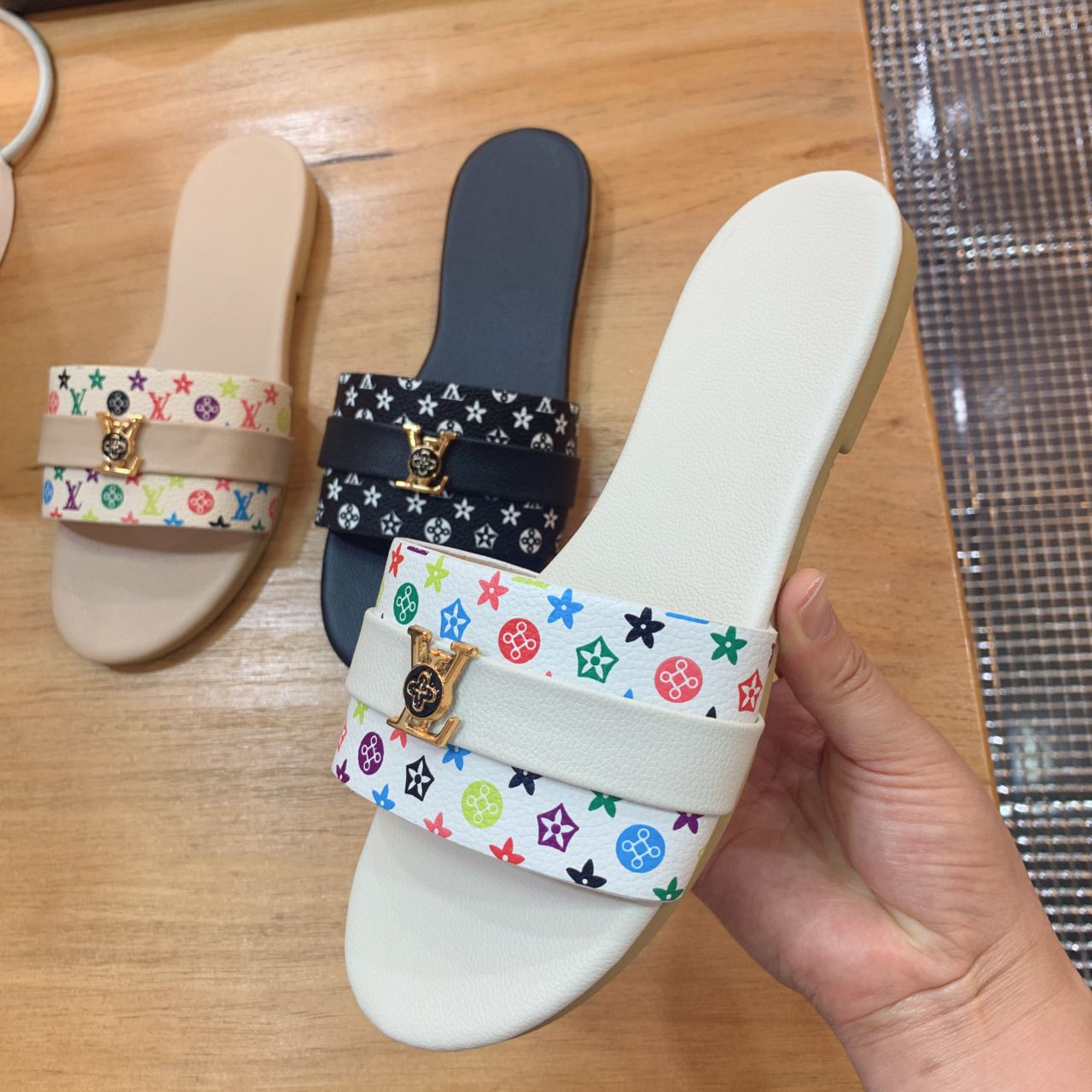 Free shipping 2026 Summer New Flat Letter Designer Sandals Lightweight and Casual Bad Classic Beach Slippers for Women