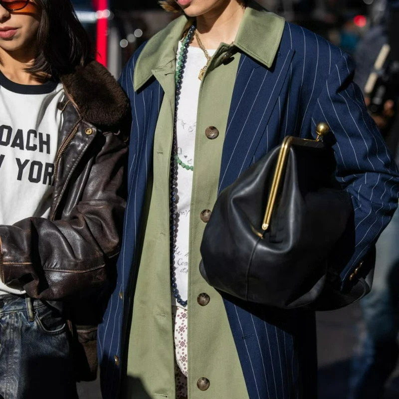 Largecapacity Handheld Party and Dinner Bag Light n Fashionable Clutch Versatile Singleshoulder Tote 260227