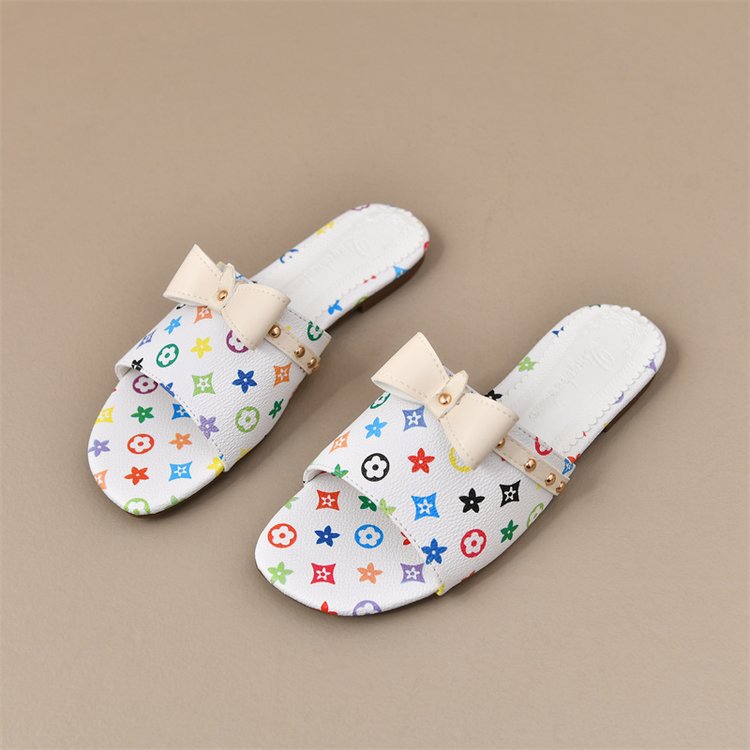Free shipping 2026 summer new lightweight and comfortable designer flat slippers casual and versatile trendy sandals for women