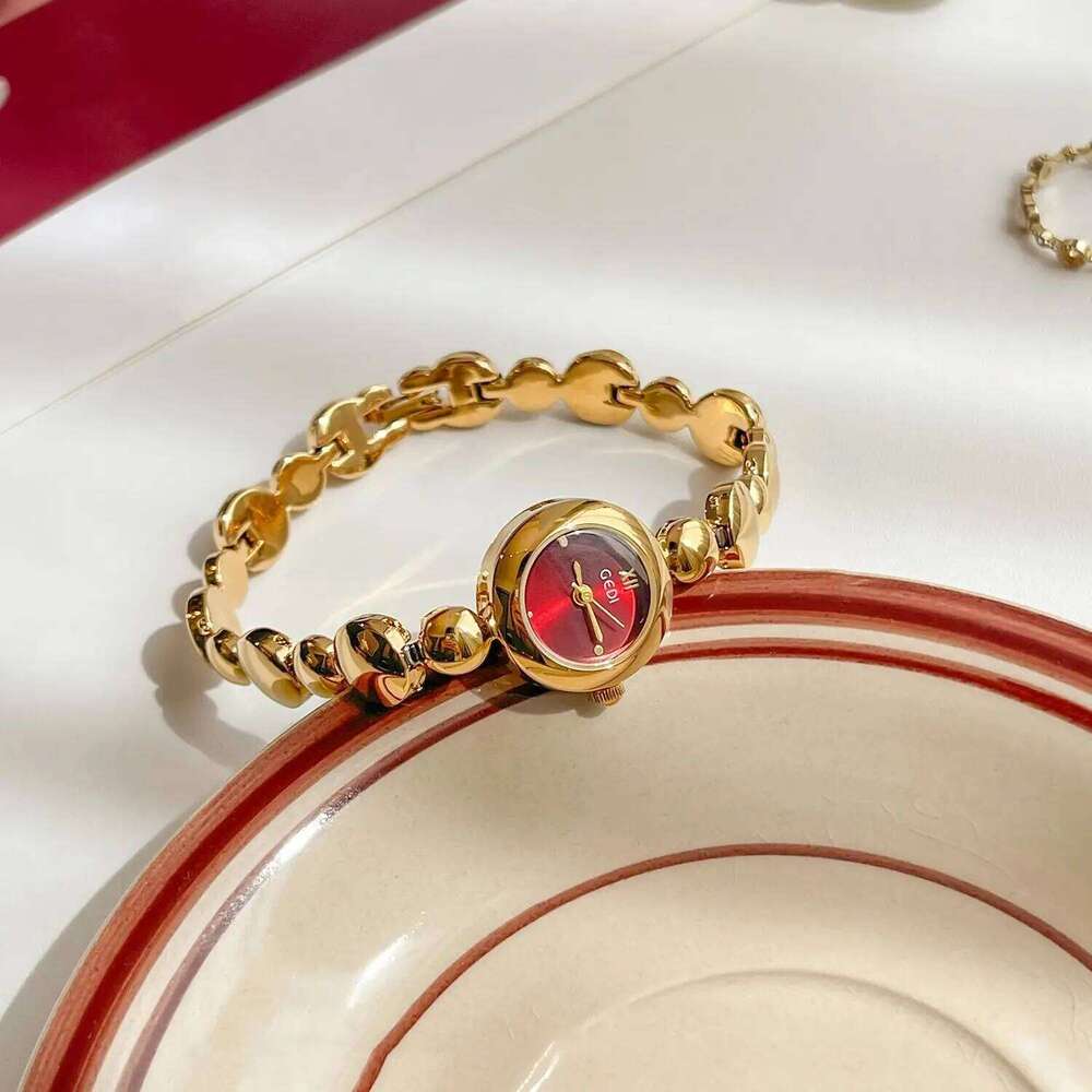 Retro Luxury Encore Red -Style Woman es with Small Dial, Stainless Steel Band, Water-Resistant Quartz Movement Gift H260228